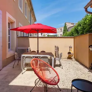 Maison De Village Façon Loft, Avec Cour Et Airco, Dans Le Centre Historique LʼIsle-sur-la-Sorgue